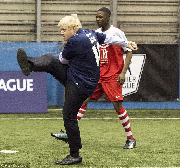 1723037498_BorisJohnson-Millwallshirt.jpg.9bf230ffac380035dc2845f829d1e969.jpg